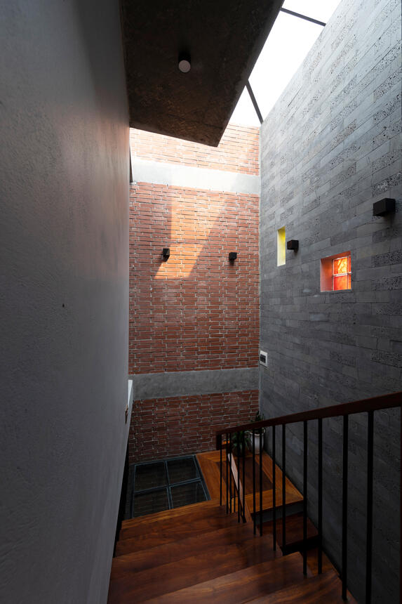 06-Small_Brick_House_Tung_Nguyen_Architects
