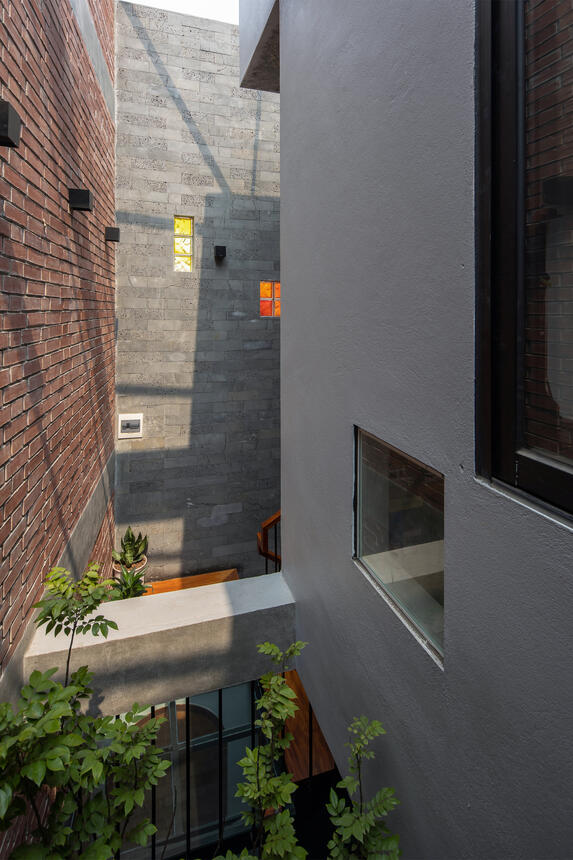 08-Small_Brick_House_Tung_Nguyen_Architects